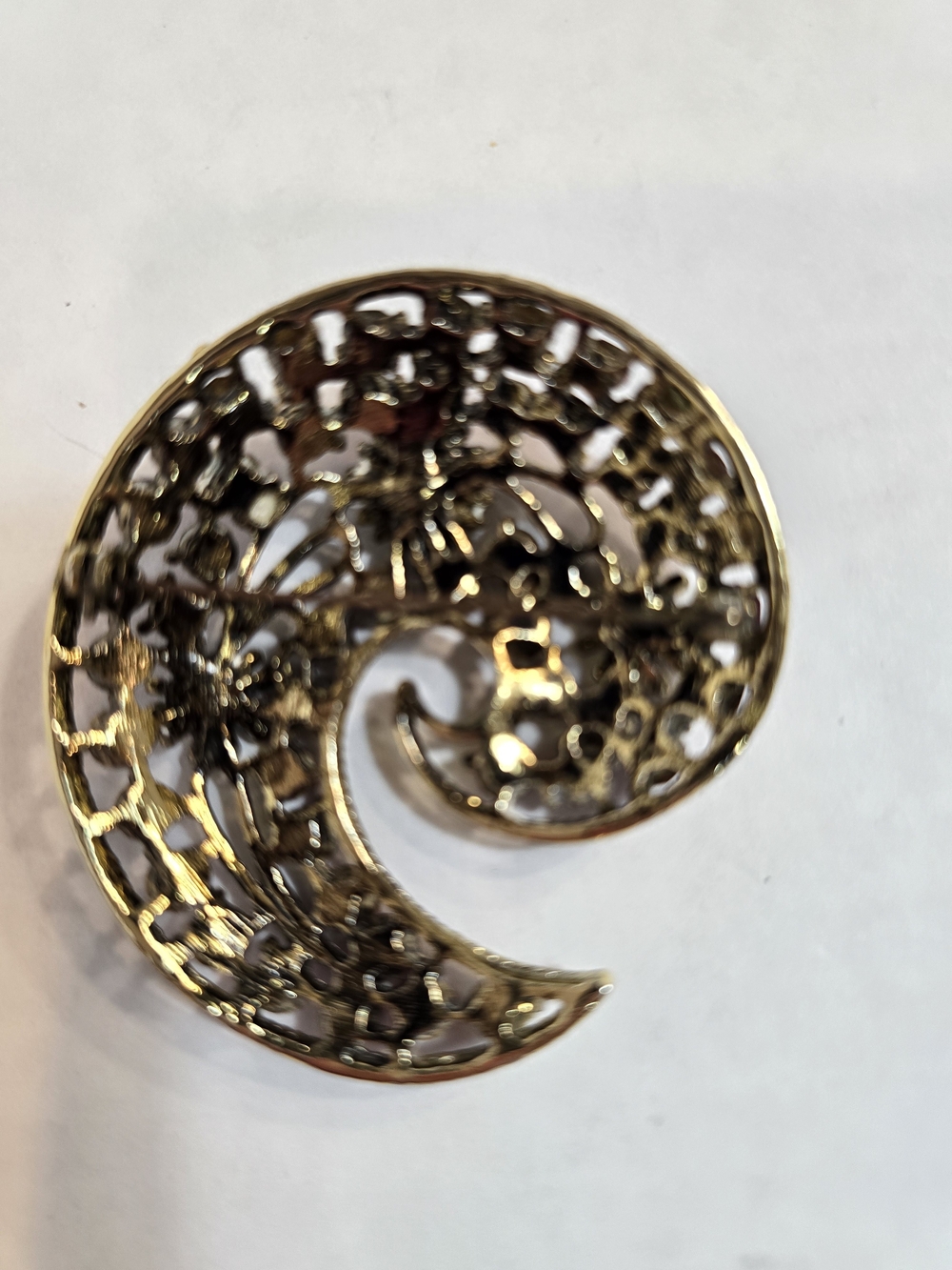 Gold-Tone Swirl Brooch with Vibrant Fuchsia Stones - Picture 3 of 3